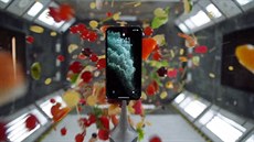 Sv�t se s ni�ím nemazlí. Nato� s telefonem. iPhone v reklam� odolá v�emu...