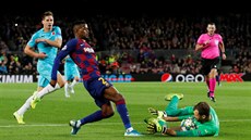 Gólman Ondej Kolá v barvách praské Slavie likviduje v Barcelon píleitost...