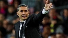 Barcelonský kou� Ernesto Valverde gestikuluje b�hem zápasu se Slavií.