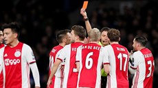 BHEM CHVILKY DRUHÉ VYLOUENÍ. Joel Veltman z Ajaxu dostává ervenou kartu od...