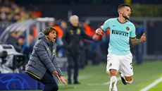 Antonio Conte, trenér fotbalist Interu Milán, divoce gestikuluje bhem zápasu...