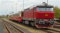 Lokomotiva 749.253-1 (T478.1215) v čele Rakovnického rychlíku společnosti KŽC...