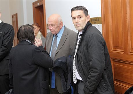 U Krajského soudu v Plzni zaalo jednání se skupinou obalovaných, kteí podle...