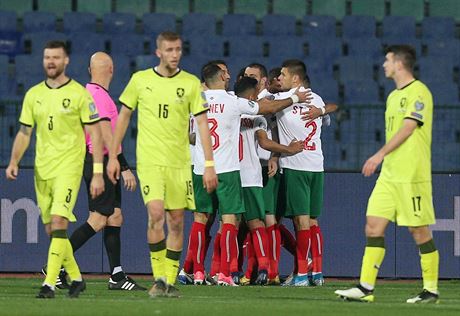 Hrái Bulharska se radují ze vsteleného gólu, ped nimi smutní etí hrái...