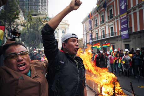Krátce po rezignaci bolivijského prezidenta Evo Moralese propukly v metropoli...