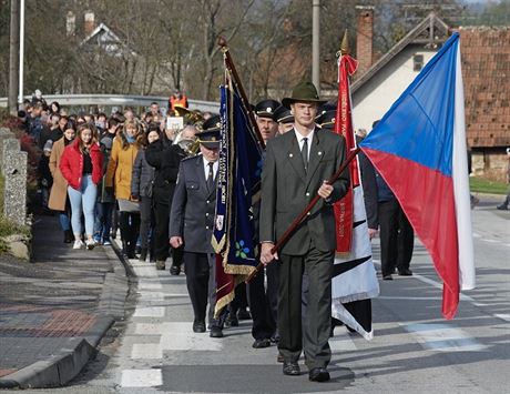 Jeliko je svatý Martin i patronem voják, uctili Martinití o pouti také...