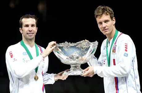 SPOLU. Radek tpánek s Tomáem Berdychem pi triumfu v Davis Cupu.