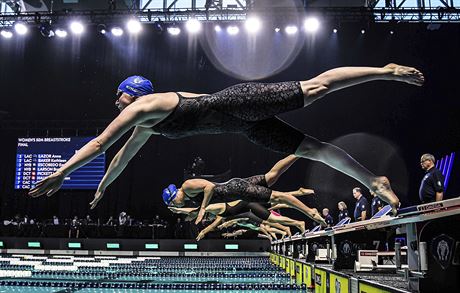 Momentka ze závod International Swimming League v College Parku. V popedí...