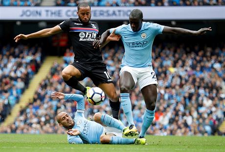 Benjamin Mendy (vpravo) z Manchesteru City (vpravo) v utkání proti Crystal...