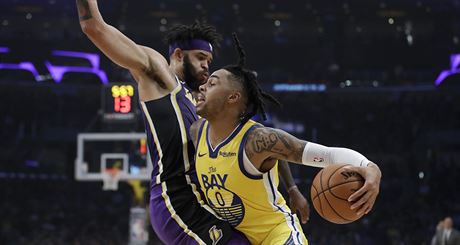 D'Angelo Russell (vpravo) z Golden State se naí obejít JaValeho McGeeho z LA...