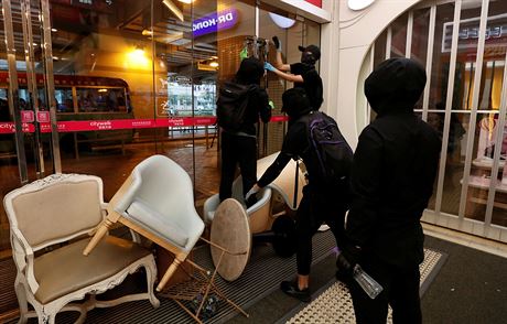 V Hongkongu pokraují ji 24. týden protivládní protesty. Nkteí demonstranti...