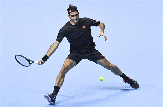 Roger Federer na Turnaji mistr v utkání s Novakem Djokoviem.