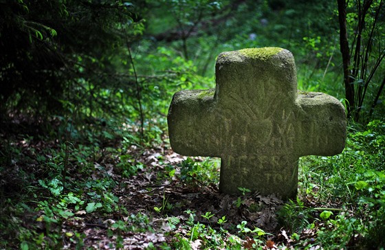 Smírčí kříž u Hazlova na Ašsku připomíná vraždu osmiletého chlapce, který...