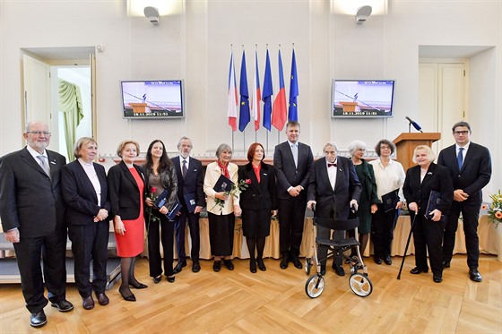 Ministr zahranií Tomá Petíek (estý zprava) ocenil  v Praze dvanáct...