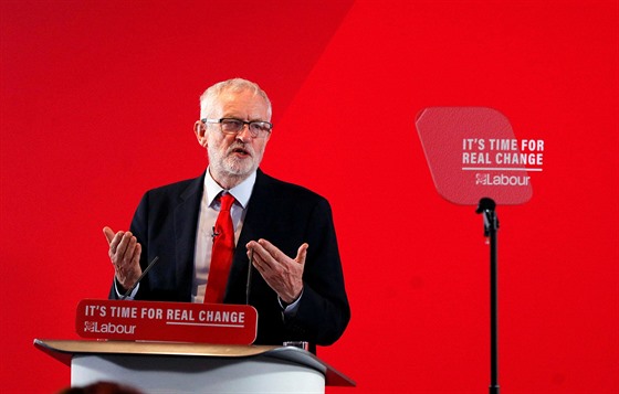éf labourist Jeremy Corbyn bhem volební kampan v listopadu 2019.