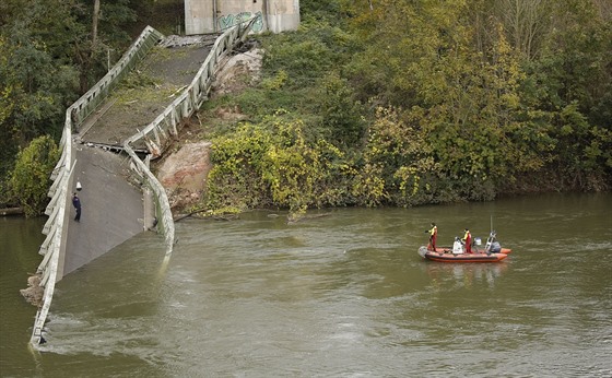 Nedaleko jihofrancouzského msta Toulouse se zítil most. (18. listopadu 2019)