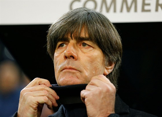 Nmecký trenér Joachim Löw sleduje zápas svých svenc proti Blorusku.