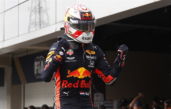 Max Verstappen z Red Bullu se raduje z triumfu ve Velké cen Brazílie formule 1.