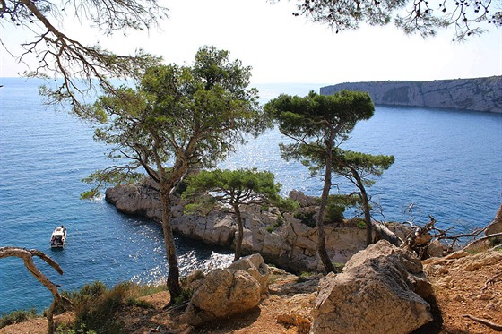 Vápencové útesy parku Calanques vybíhají hluboko do moe.