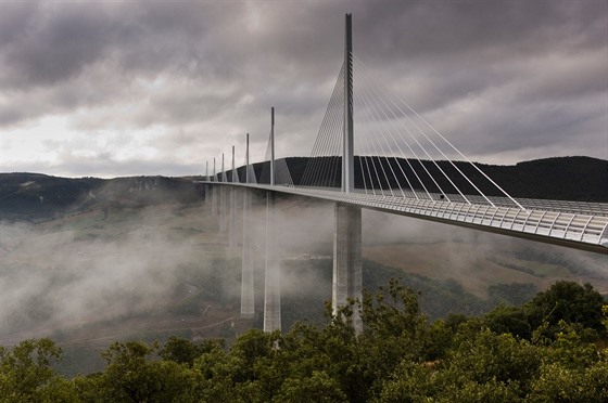 Viadukt Millau vede nad údolím Tarnu a spojuje Clermont-Ferrand s Béziers...