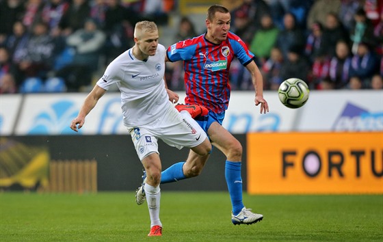 Plzeský Adam Hlouek (vpravo) se pokouí dostat pes Jana Mikulu z Liberce.