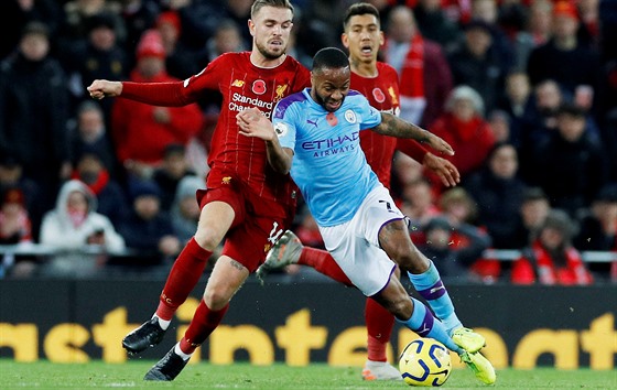 Raheem Sterling z Manchesteru City se snaí uniknout s míem Jordanu...