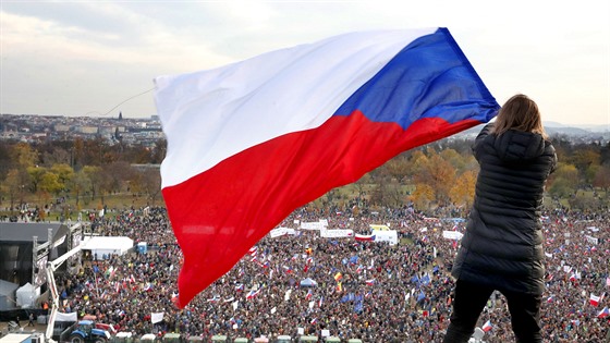 Demonstrace poádaná spolkem Milion chvilek pro demokracii na praské Letné. (16. listopadu 2019)