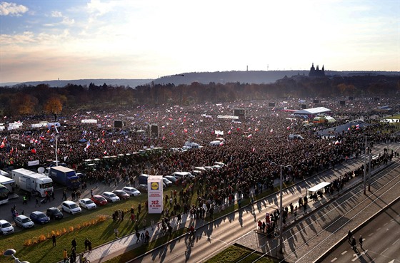 Demonstrace za demokracii, kterou na prask Letn pod iniciativa Milion...