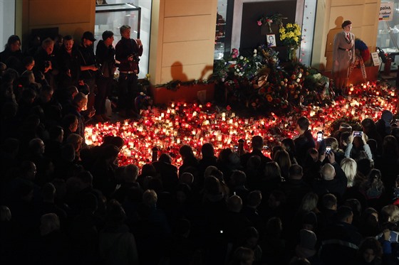 Lidé stále zapalují svíky u pomníku 17. listopadu na Národní tíd. (17....