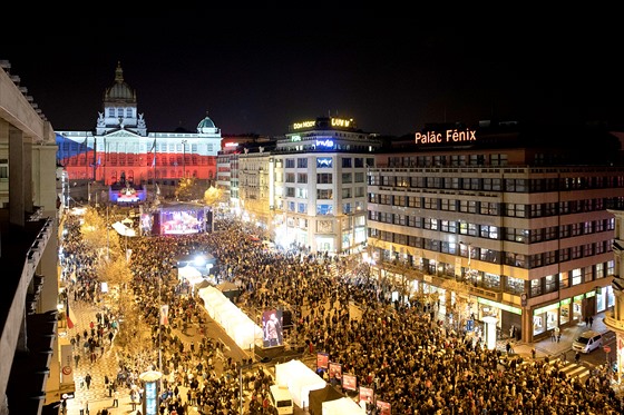 Loské oslavy 17. listopadu na Václavském námstí.
