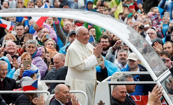 Pape Frantiek udílí ve Vatikánu generální audienci. Úastní se jí i etí...