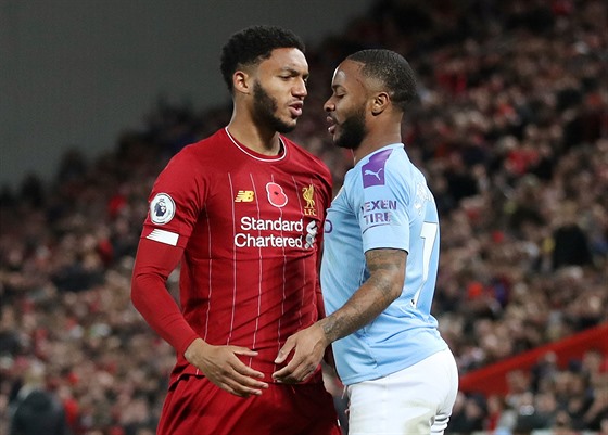 Obránce Liverpoolu Joe Gomez (vlevo) a útoník Manchesteru City (vpravo) ve pi...