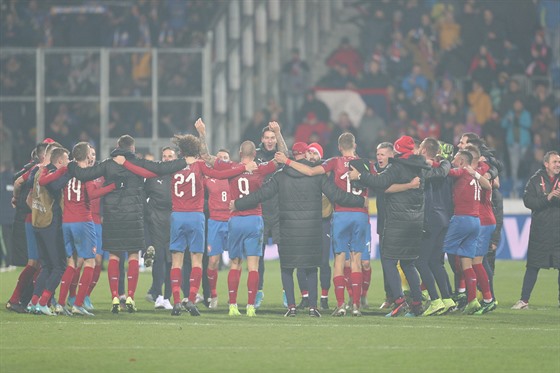 etí fotbalisté jásají z postupu na mistrovství Evropy. V rozhodujícím duelu...