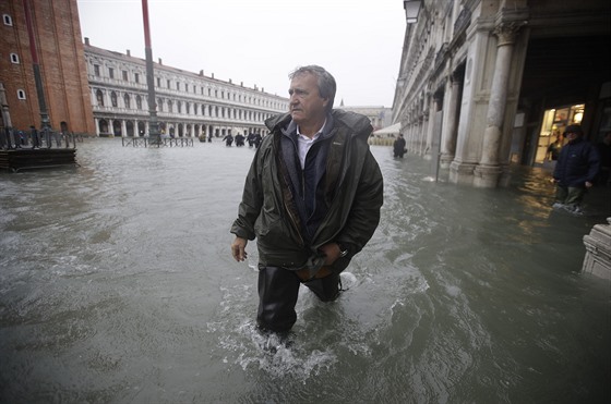 V Benátkách kvli záplavám uzaveli námstí svatého Marka. Na snímku je...