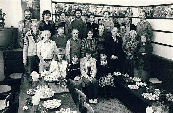 Redakce Mladého světa z roku 1986. Zadní řada zleva: Luboš Beniak, grafik...