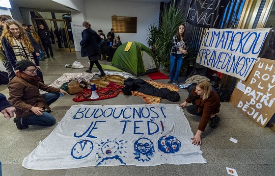 Studenti Filozofické fakulty UK, kteí vyhlásili v úterý ráno okupaní stávku...