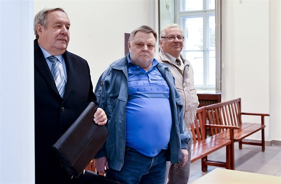Obalovaní (zleva) Karel Hájek, Zbynk Dudek a Rudolf Peltan v soudní síni...