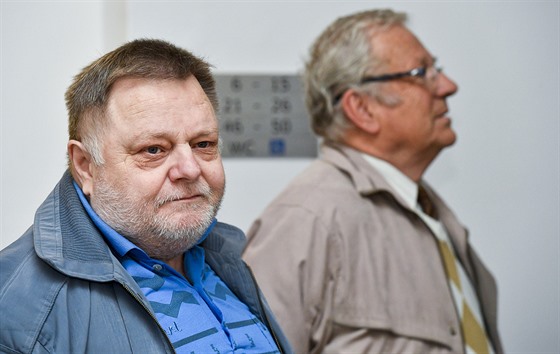 Obžalovaní Zbyněk Dudek (vlevo) a Rudolf Peltan na chodbě Obvodního soudu pro...