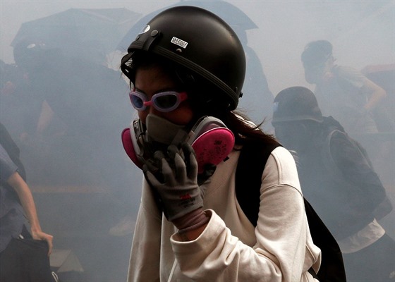 Demonstranti se brání proti slznému plynu v areálu univerzity v Hongkongu. (18....