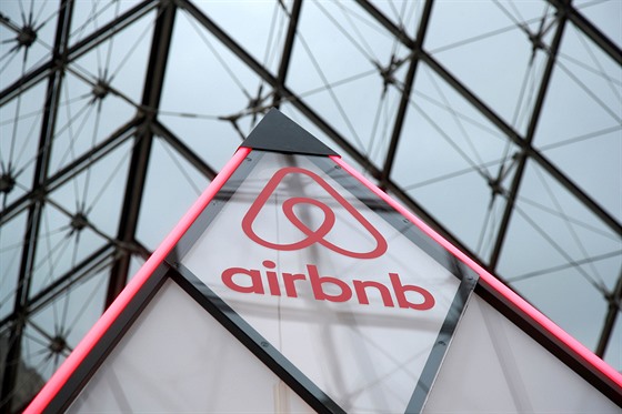 Logo společnosti Airbnb ve skleněné pyramidě v Louvru