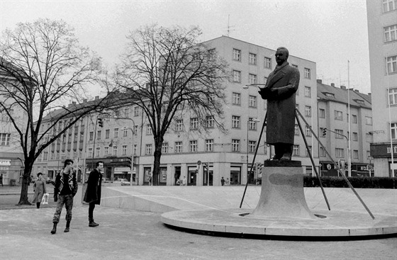 Ulrichovo nmst v Hradci Krlov z ledna 1990. Stle jet stoj socha...