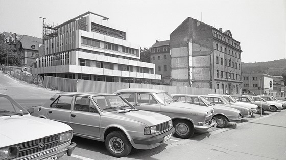Ulice Velk Hradebn v st nad Labem z let 1982  1984. A souasn pohled.