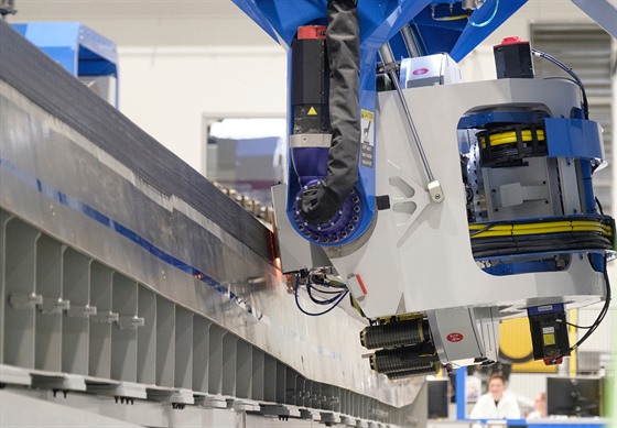 Automatizovaný vláknový umisovací stroj staví ást kídla Boeingu 777X v...