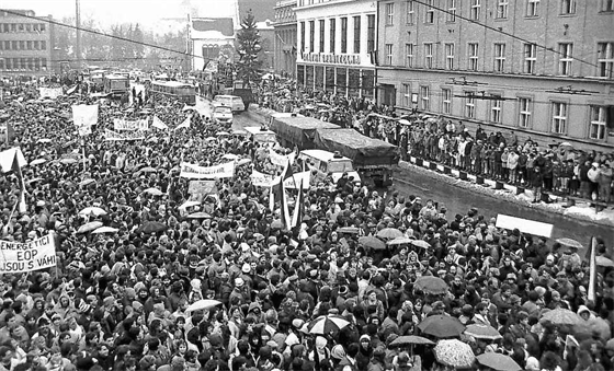 Generální stávka před Východočeským divadlem deset dní po revoluci.