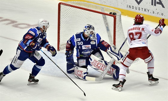 Brn�nský branká� Karel Vejmelka zasahuje proti �anci Michala Kova��íka.