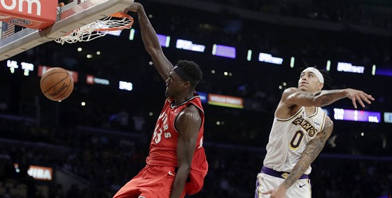Pascal Siakam z Toronta zakonuje na ko LA Lakers. Marn ho brání Kyle Kuzma.