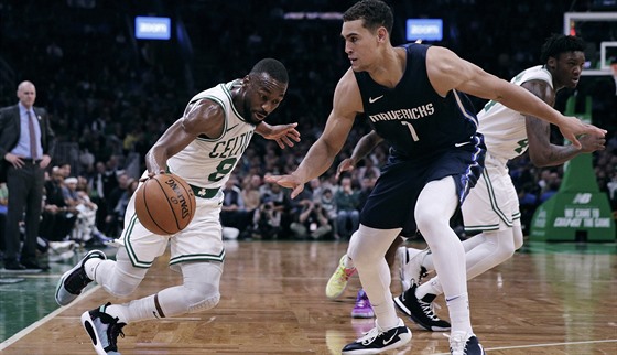 Bostonský basketbalista Kemba Walker (vlevo) se snaí obehrát Dwighta Powella z...