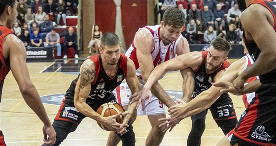 Svitavtí basketbalisté Pavel Slezák (vlevo) a Sean O'Brien se perou o mí s...