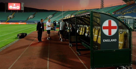 Prázdné ochozy stadionu Vasila Levského zaili Angliané jen pi tréninku,...