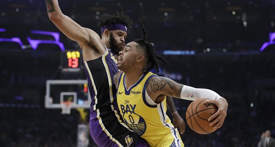 D'Angelo Russell (vpravo) z Golden State se naí obejít JaValeho McGeeho z LA...